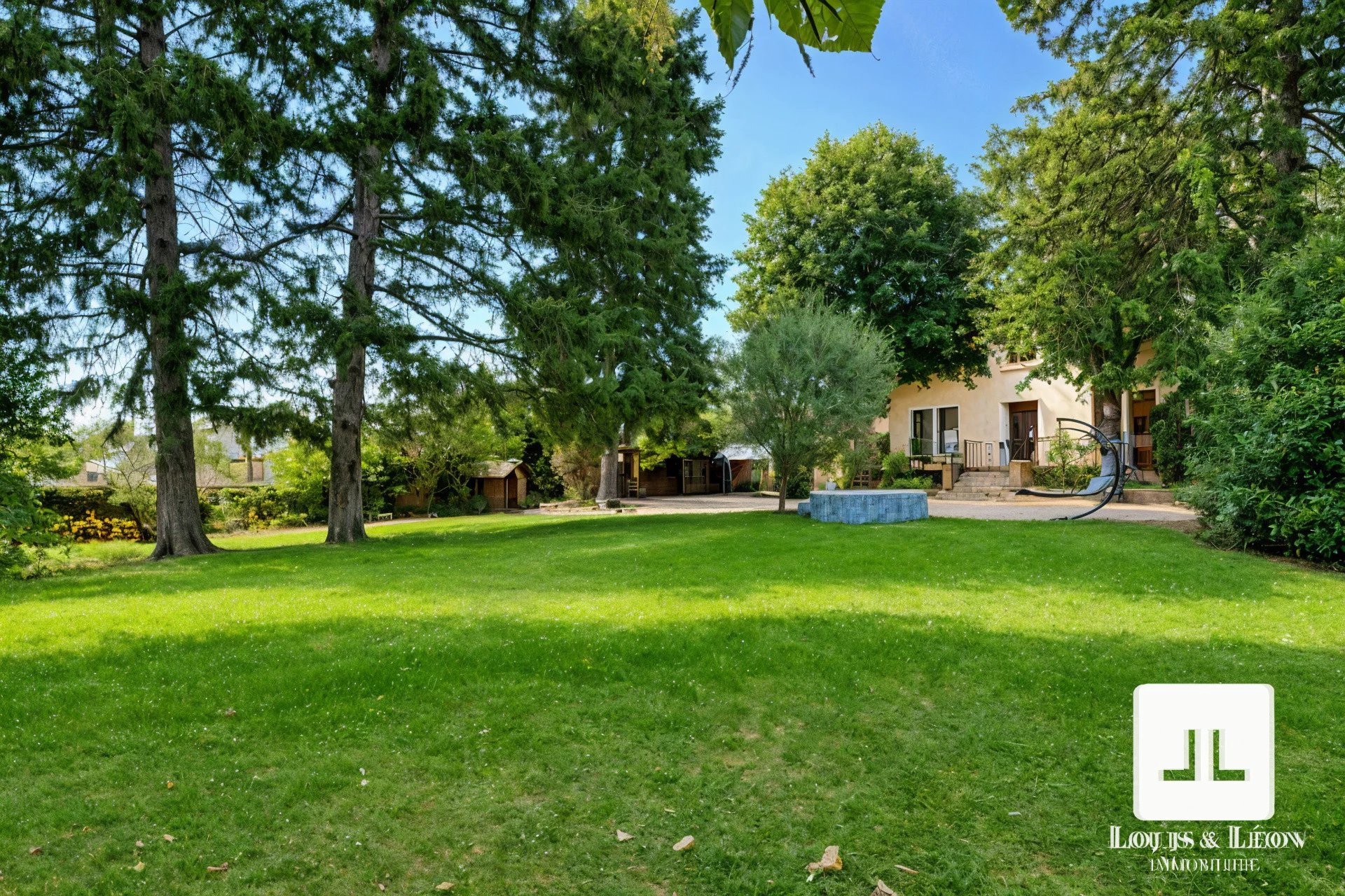 Espace, charme et raffinement : découvrez une maison rare sur Saint-Bernard