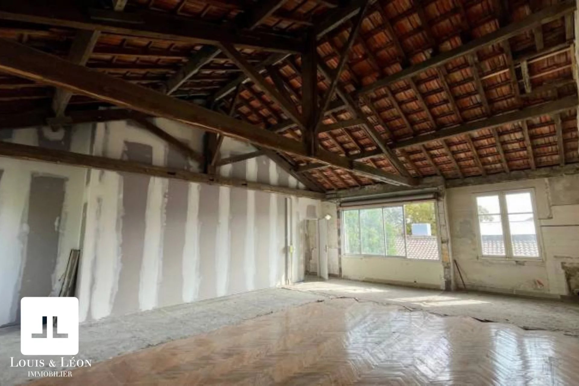 Plateau à rénover – 80 m² – Bâtisse  avec extérieur et parkings