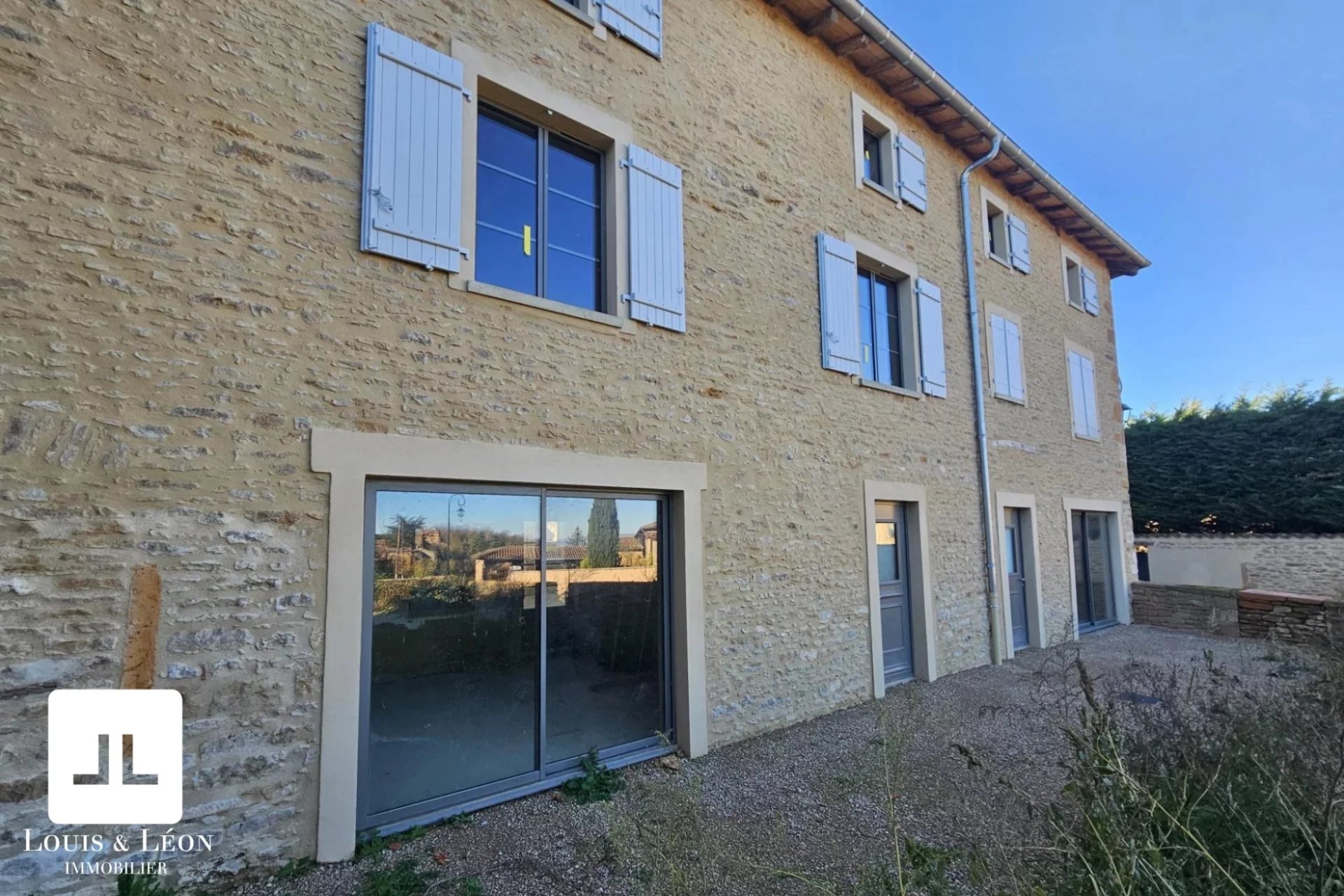 plateaux en pierre doré 146m2