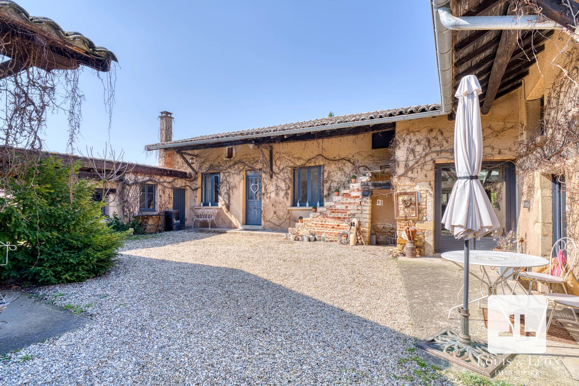 Maison en pisé de caractère – 142 m² – Terrain 1 500 m² – Piscine, pool house & dépendances – Fort potentiel 4 chambres – Chaleins